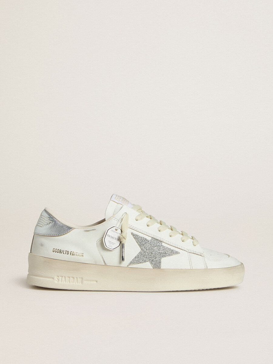 stardan ltd damenschuh mit swarovski-kristallstern und fersenlasche aus metallic-leder.