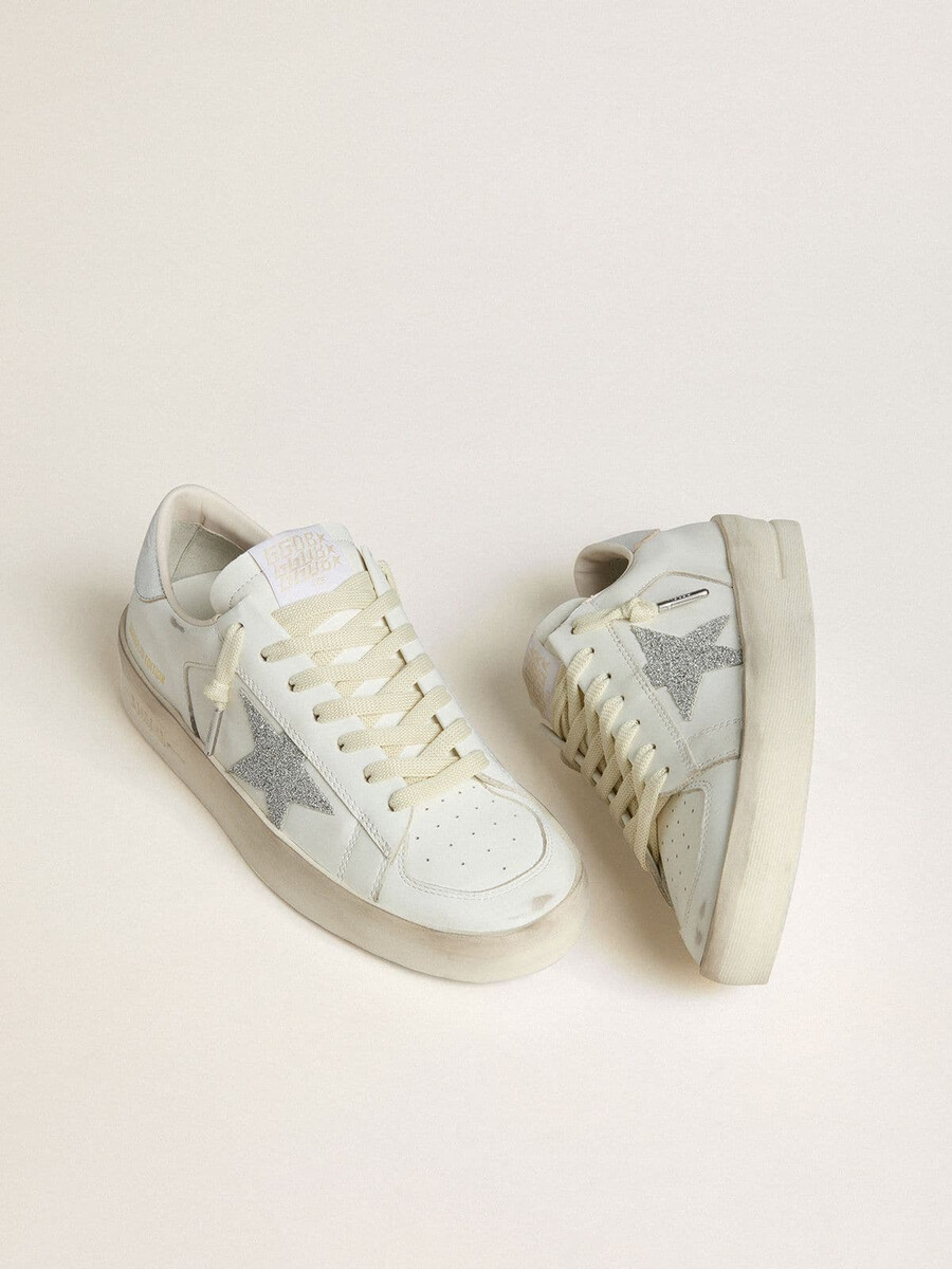 stardan ltd damenschuh mit swarovski-kristallstern und fersenlasche aus metallic-leder.