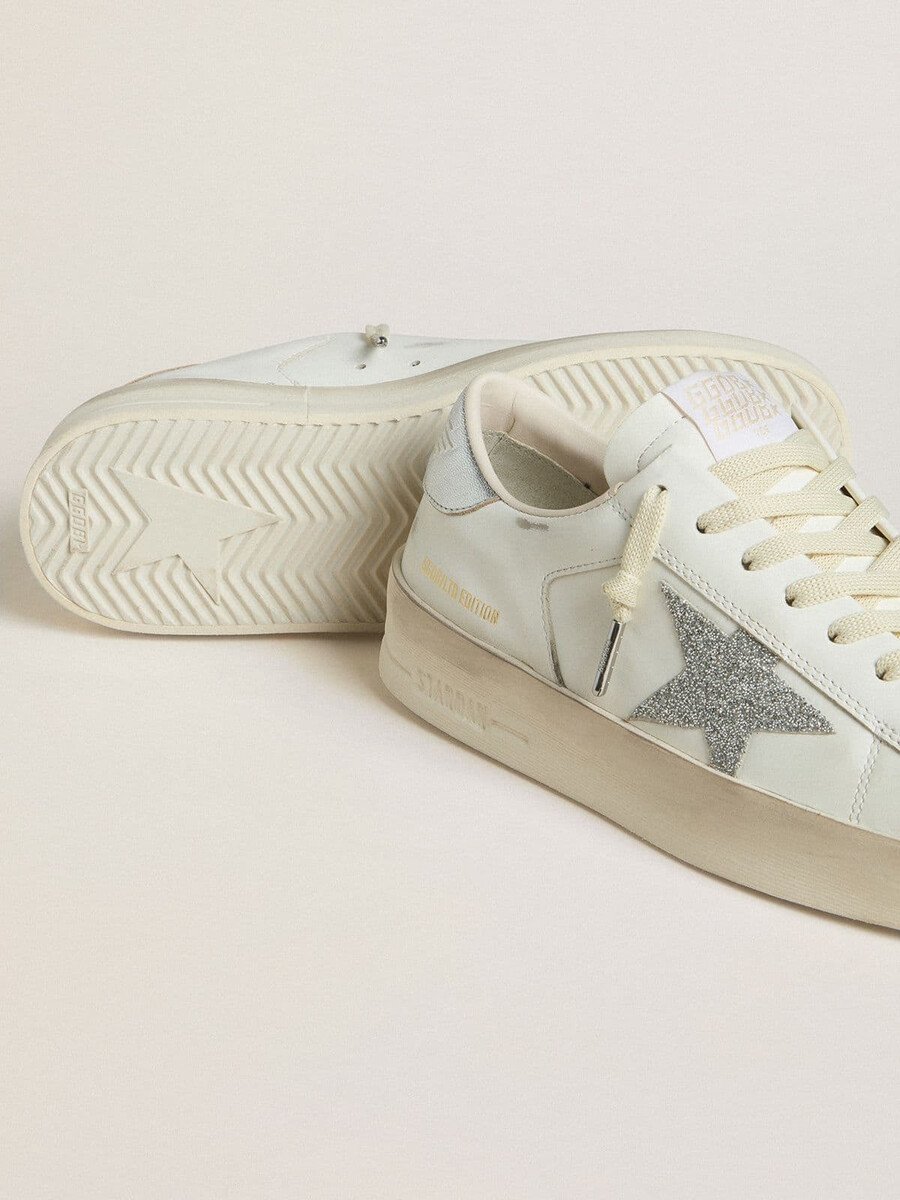 stardan ltd damenschuh mit swarovski-kristallstern und fersenlasche aus metallic-leder.