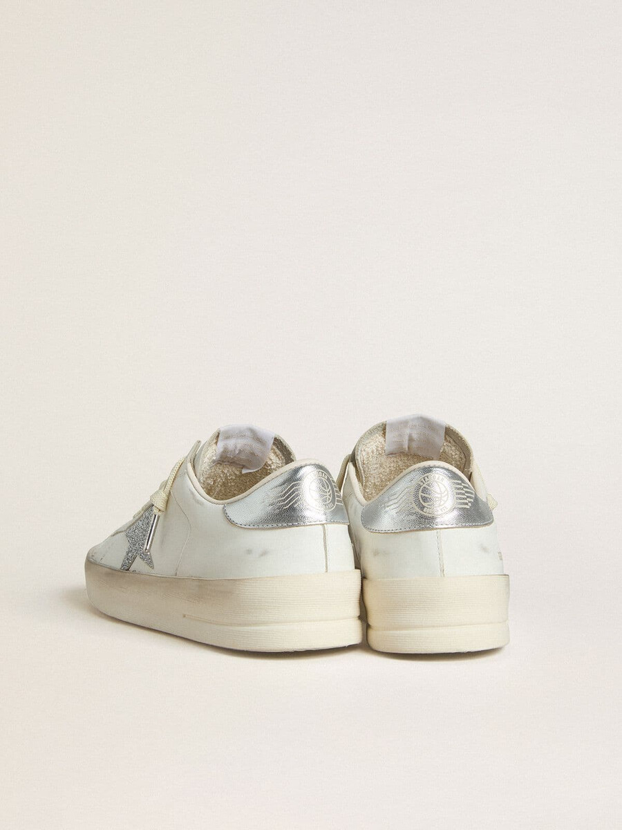 stardan ltd damenschuh mit swarovski-kristallstern und fersenlasche aus metallic-leder.