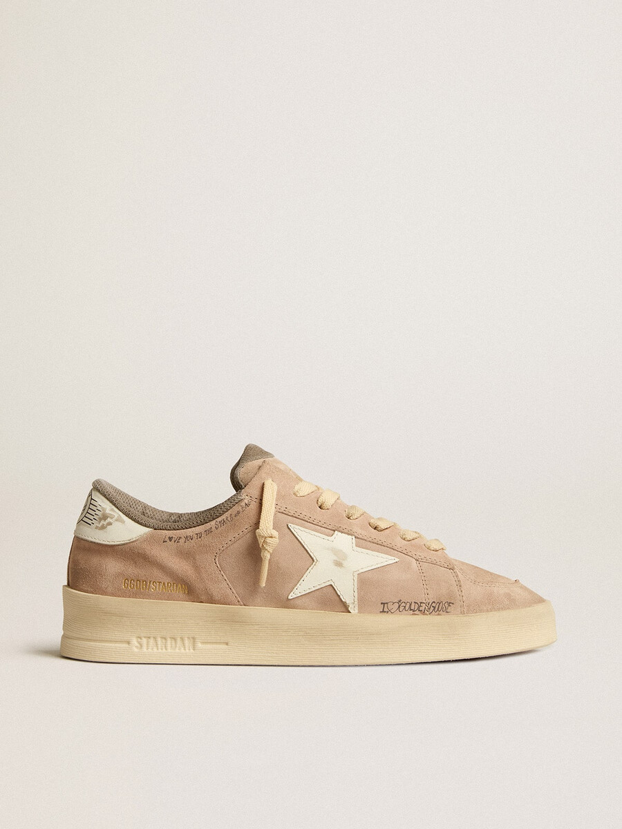 stardan damenschuh aus altrosafarbenem wildleder mit weißem lederstern und fersenlasche.