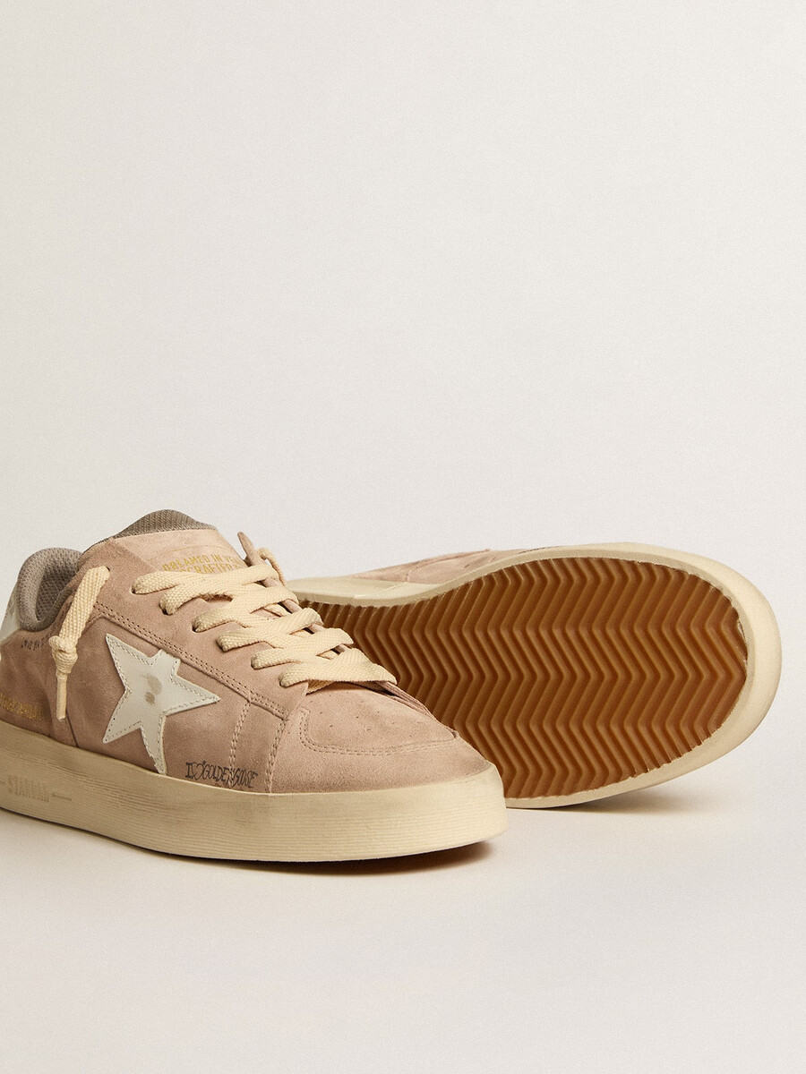 stardan damenschuh aus altrosafarbenem wildleder mit weißem lederstern und fersenlasche.