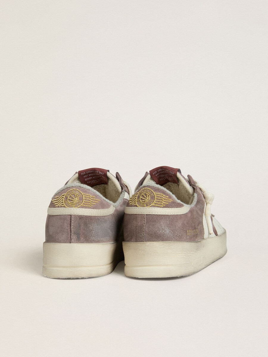 stardan ltd damenschuh aus nappaleder und veloursleder mit mauvefarbenem velourslederstern und lavendelfarbener veloursleder-fersenlasche.