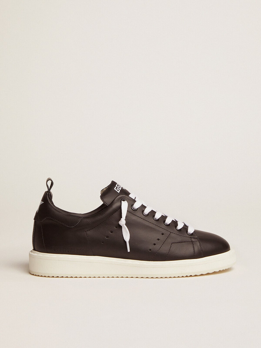 starter-sneaker aus komplett schwarzem leder