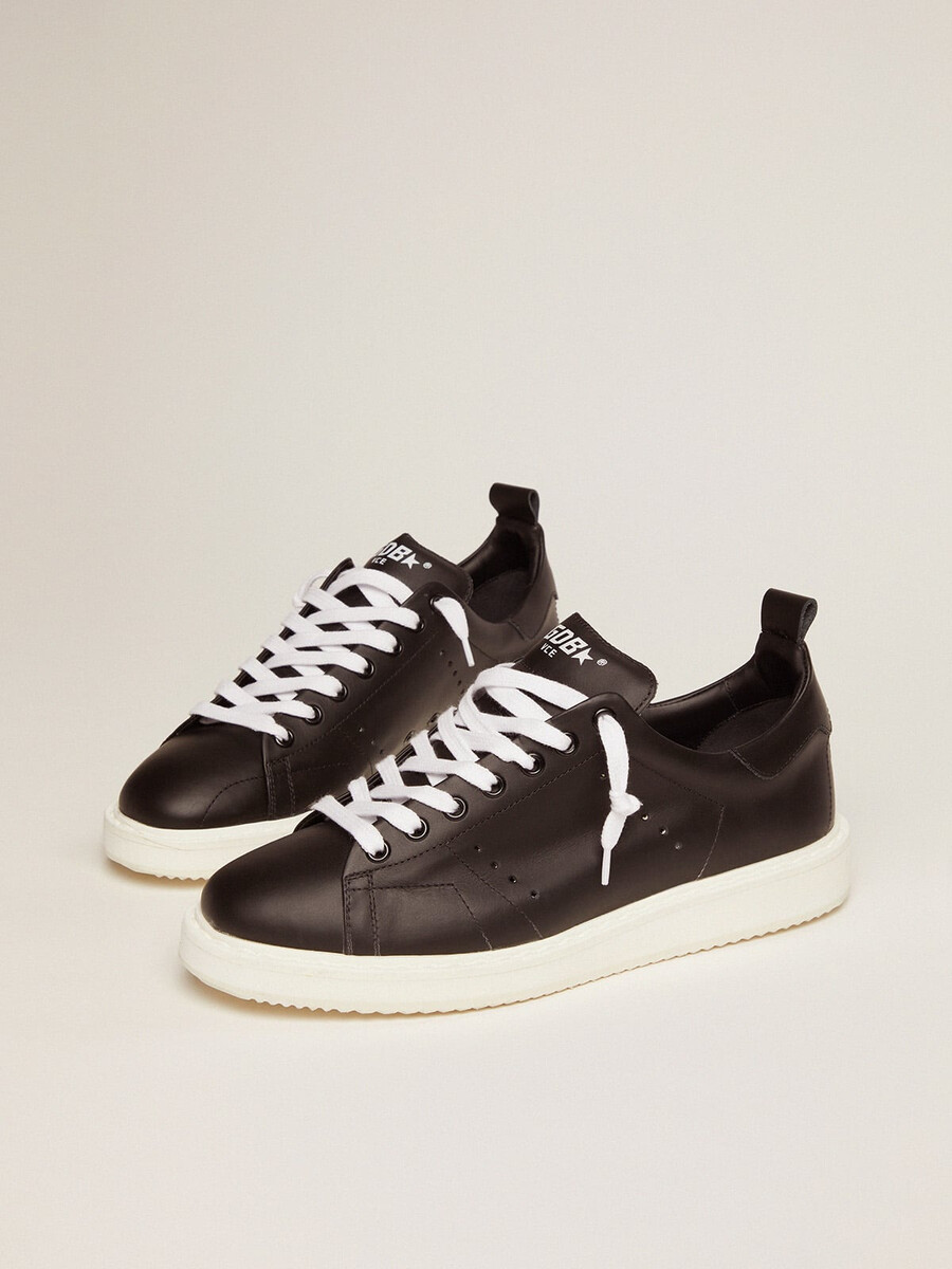 starter-sneaker aus komplett schwarzem leder