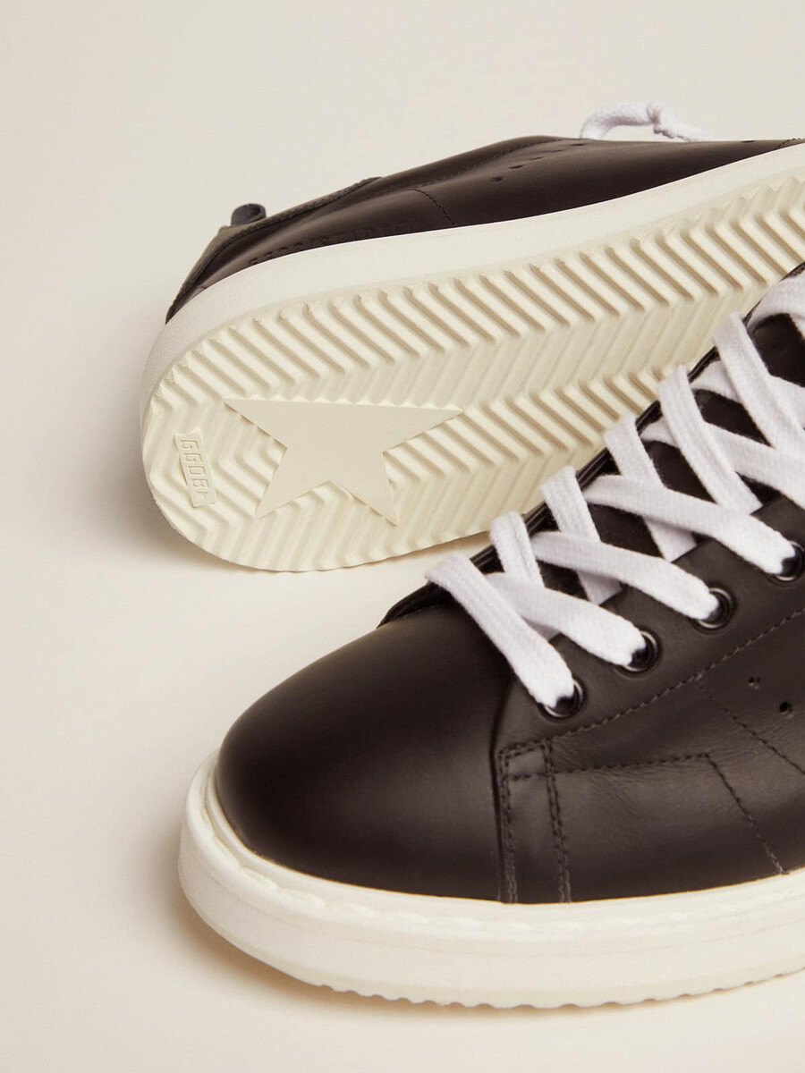 starter-sneaker aus komplett schwarzem leder