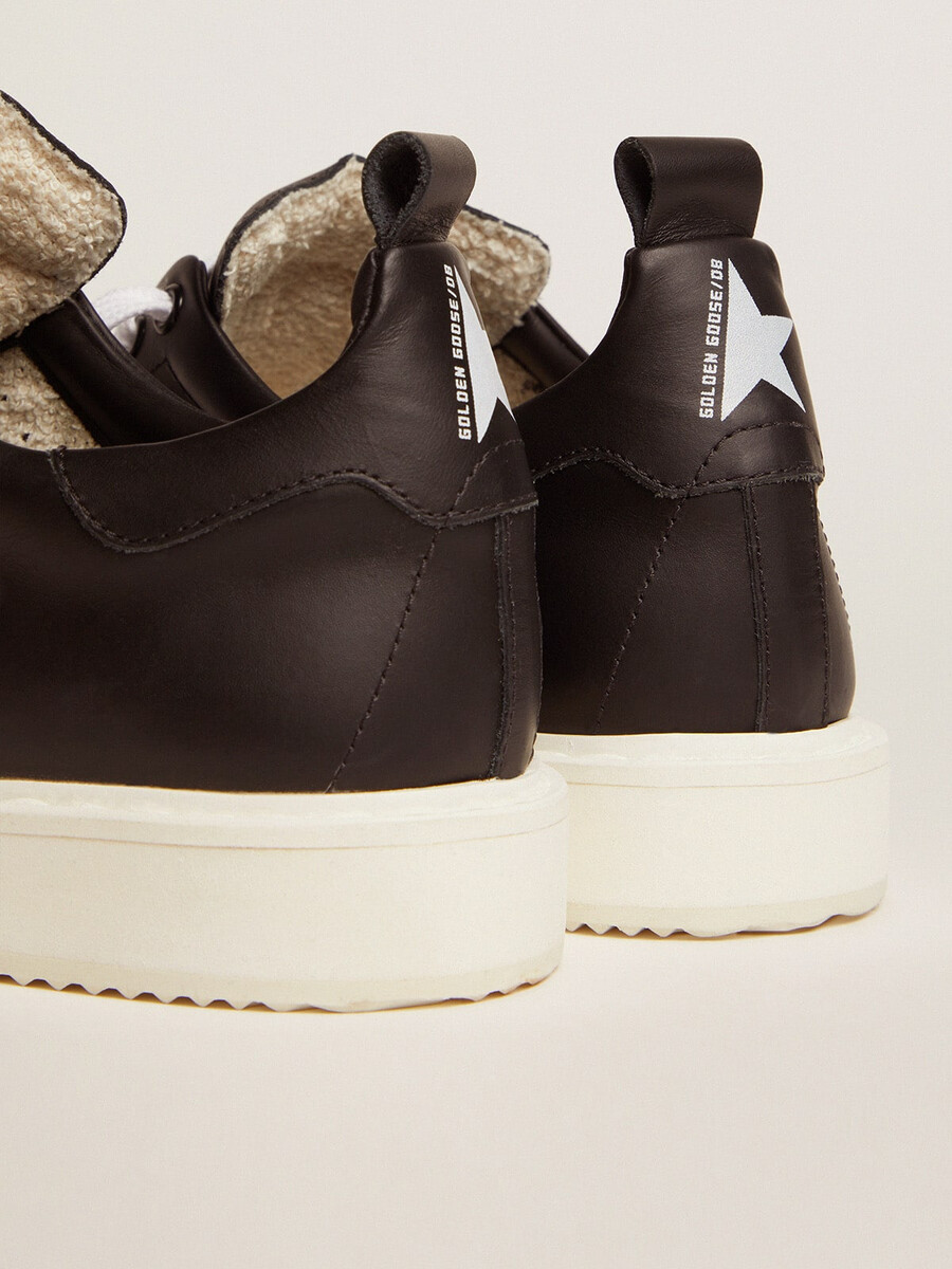 starter-sneaker aus komplett schwarzem leder