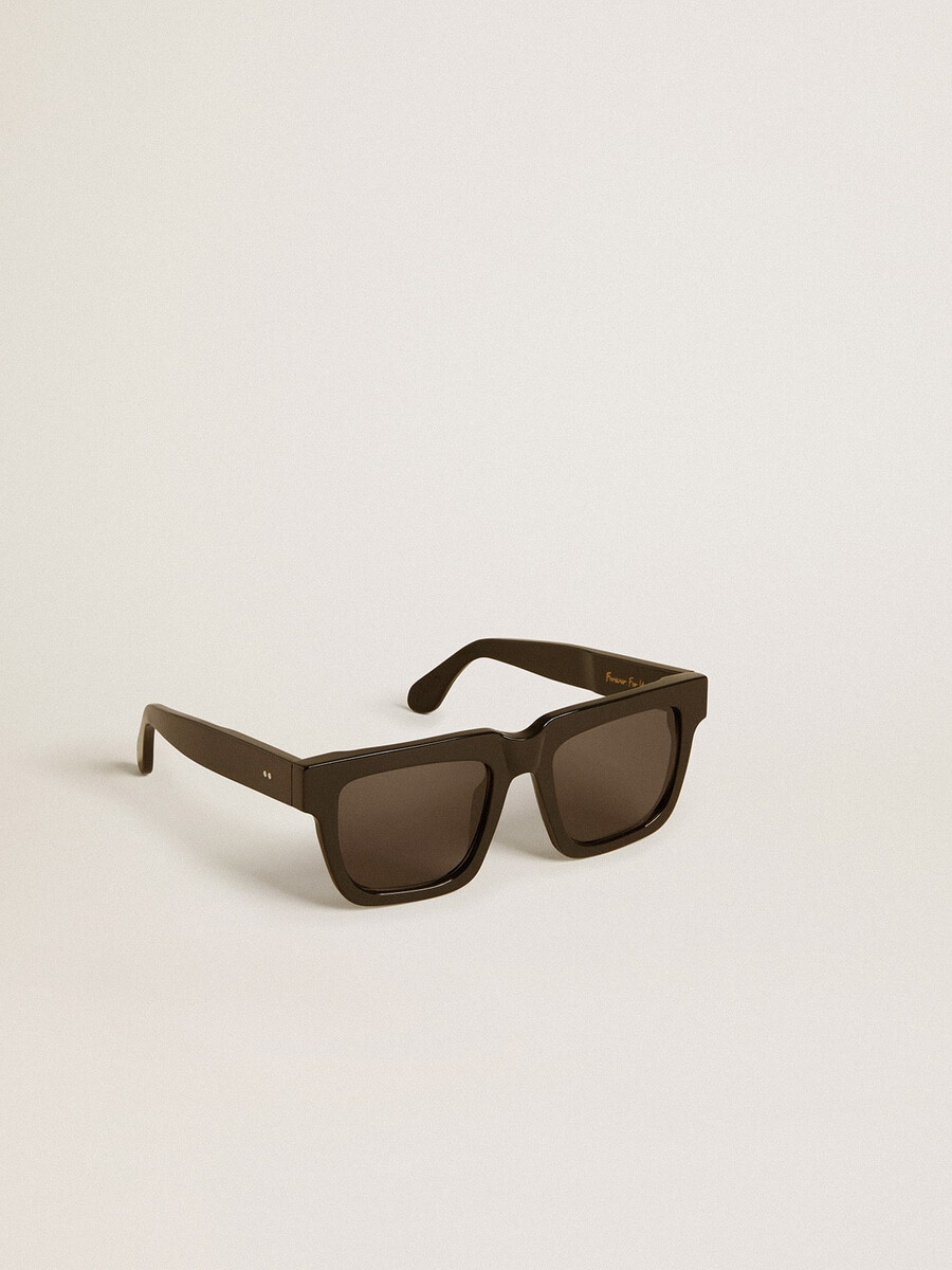 jamie-sonnenbrille im quadratischen stil mit schwarzem rahmen und goldenem logo