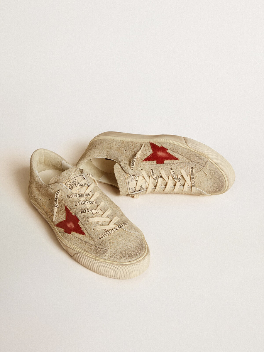herren super-star ltd aus grauem wildleder mit rotem lederstern