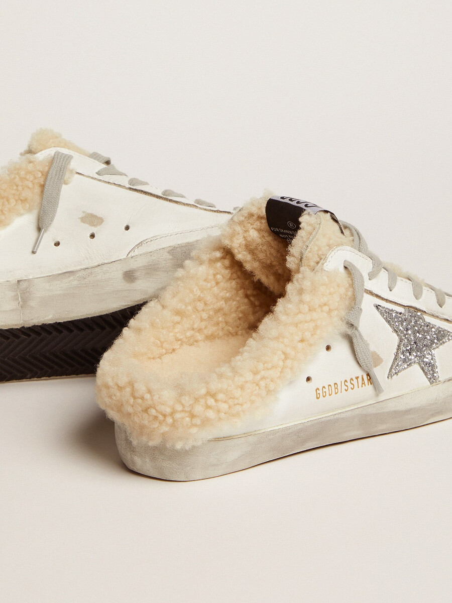 super-star sabot für damen aus weißem leder mit shearling-futter
