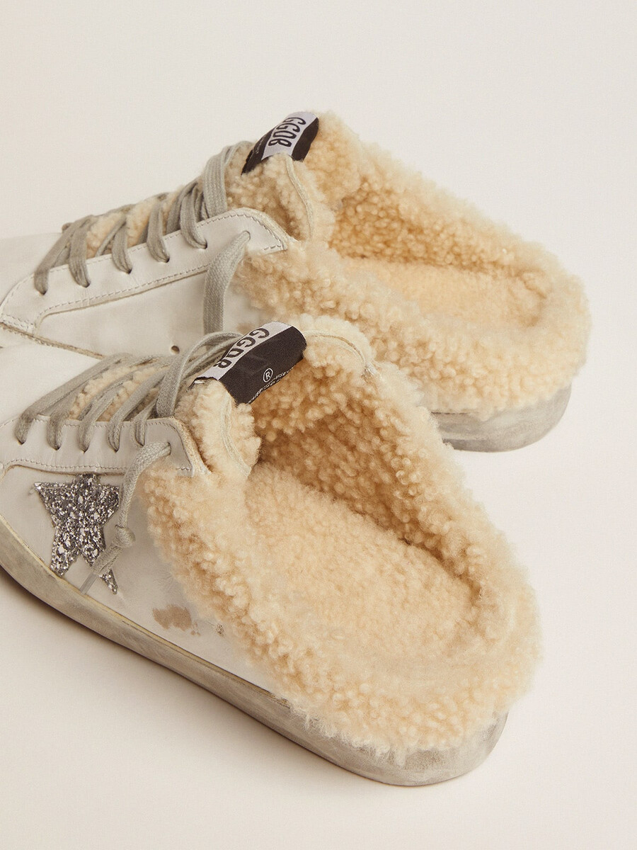super-star sabot für damen aus weißem leder mit shearling-futter