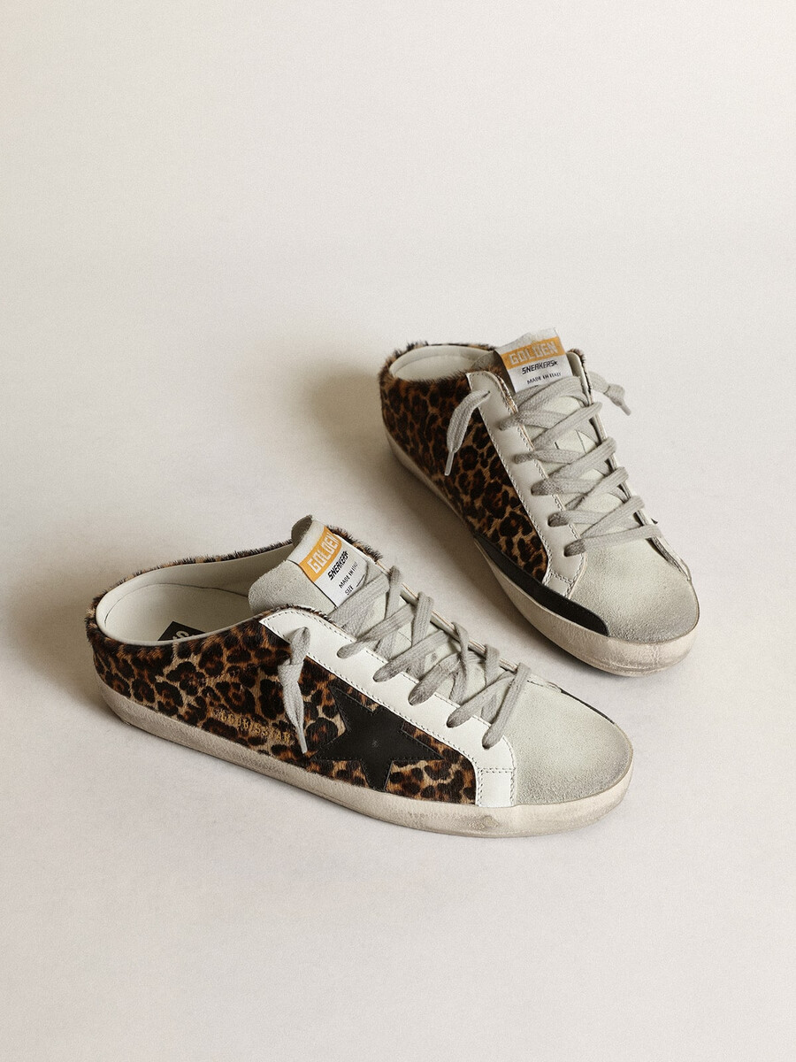 super-star sabot für damen aus leopardenmuster-ponyfell mit schwarzem stern