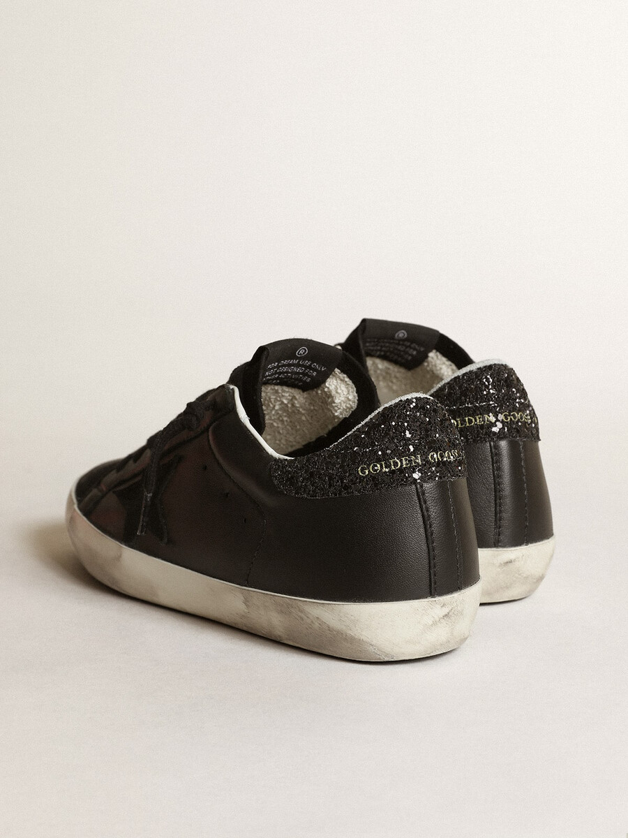 damen-super-star aus schwarzem nappaleder mit schwarzem stern und glitzernder fersenlasche