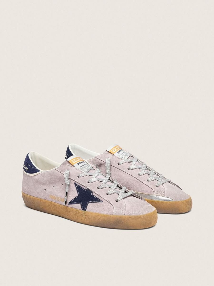 damen-super-star aus lilafarbenem wildleder mit nachtblauem wildlederstern und fersenlasche.