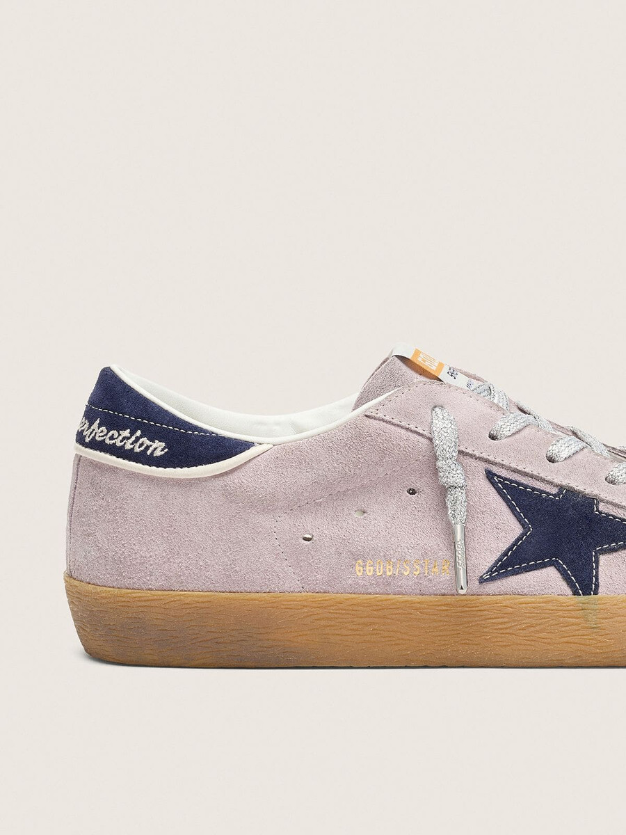 damen-super-star aus lilafarbenem wildleder mit nachtblauem wildlederstern und fersenlasche.