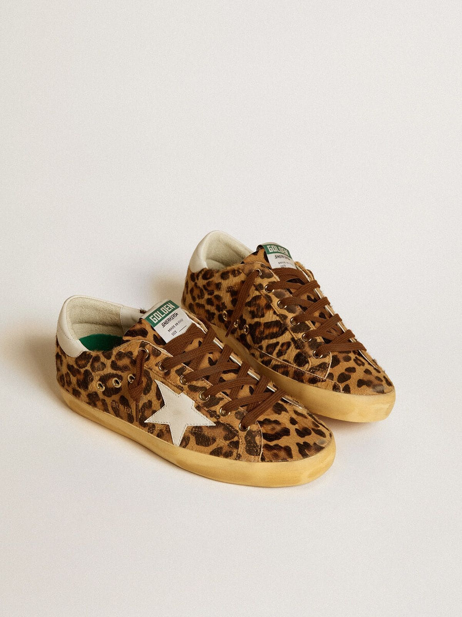 super-star damenschuh aus leopardenmuster-ponyfell mit lederstern und fersenlasche