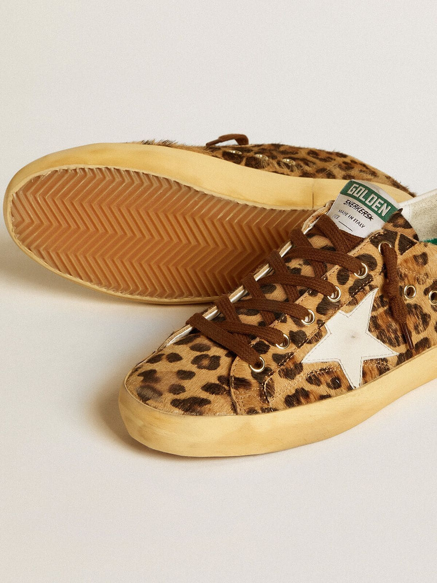 super-star damenschuh aus leopardenmuster-ponyfell mit lederstern und fersenlasche