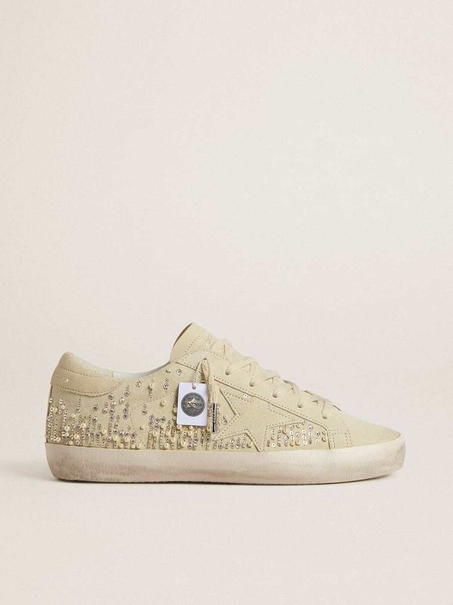 damen-super-star aus beigefarbenem wildleder mit perlen und swarovski-kristallen