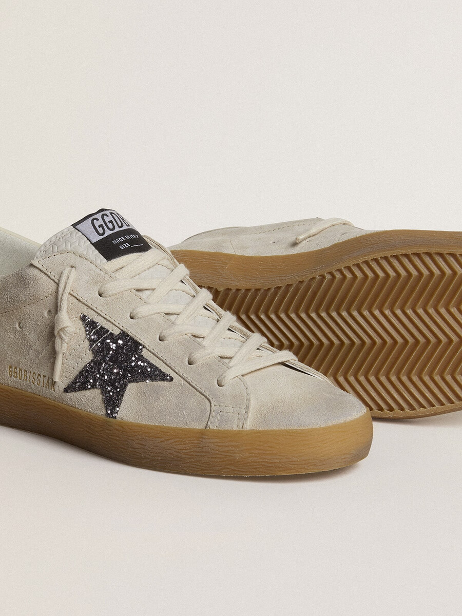 damen-super-star aus eisgrauem wildleder mit silbernem glitzerstern und leder-fersenlasche