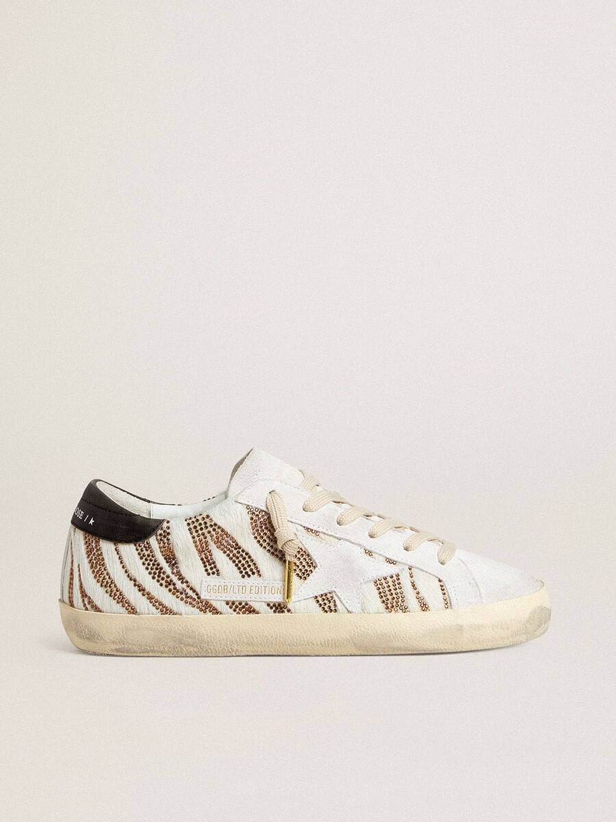damen-super-star ltd aus weißem ponyfell mit braunem glitzer und weißem wildlederstern