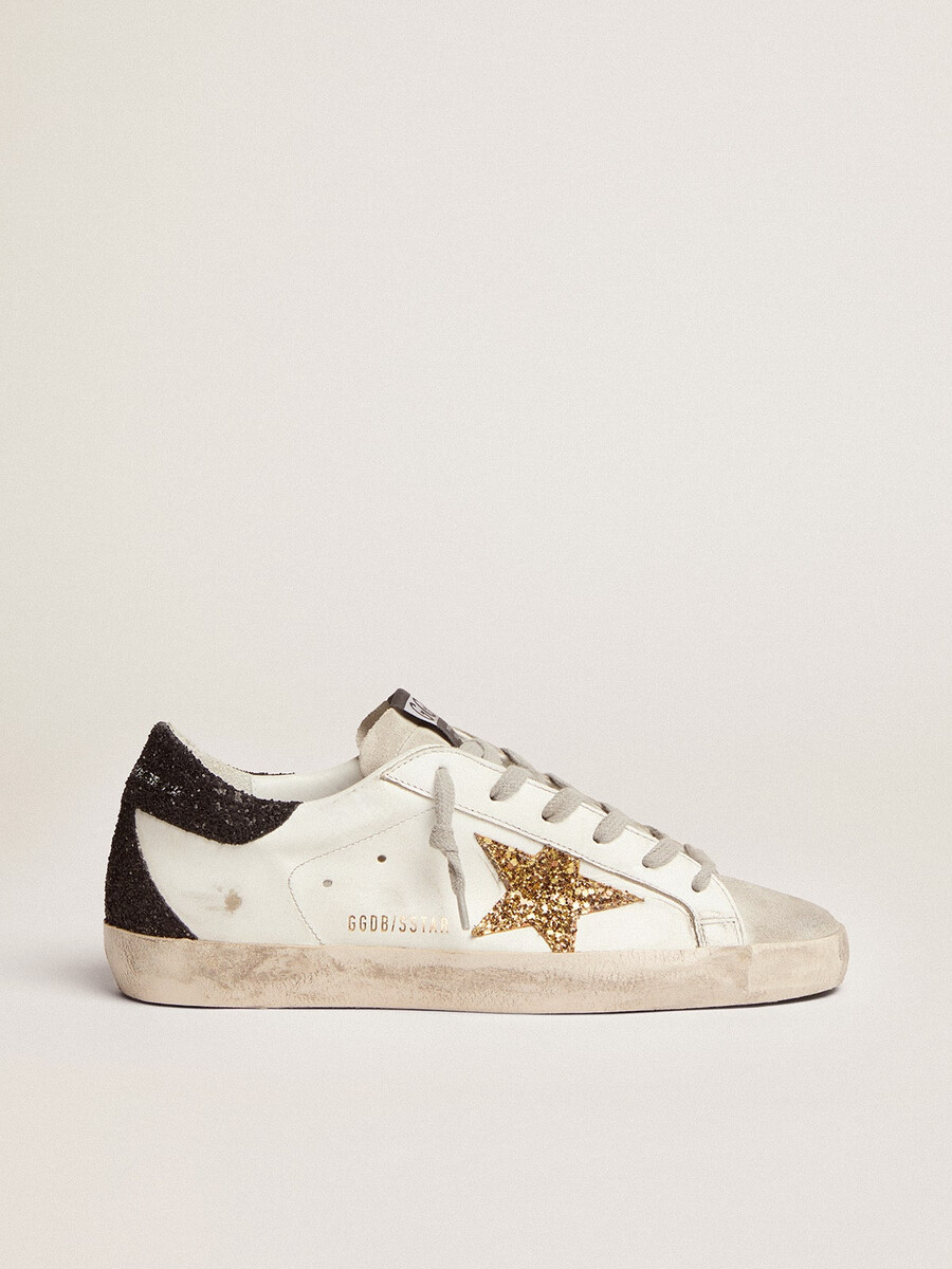 super-star damen-sandalen aus nappaleder mit goldenem glitzerstern und schwarzer glitzer-fersenlasche.