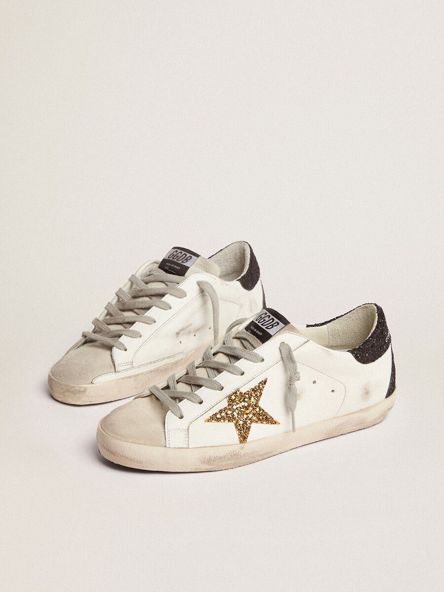 super-star damen-sandalen aus nappaleder mit goldenem glitzerstern und schwarzer glitzer-fersenlasche.