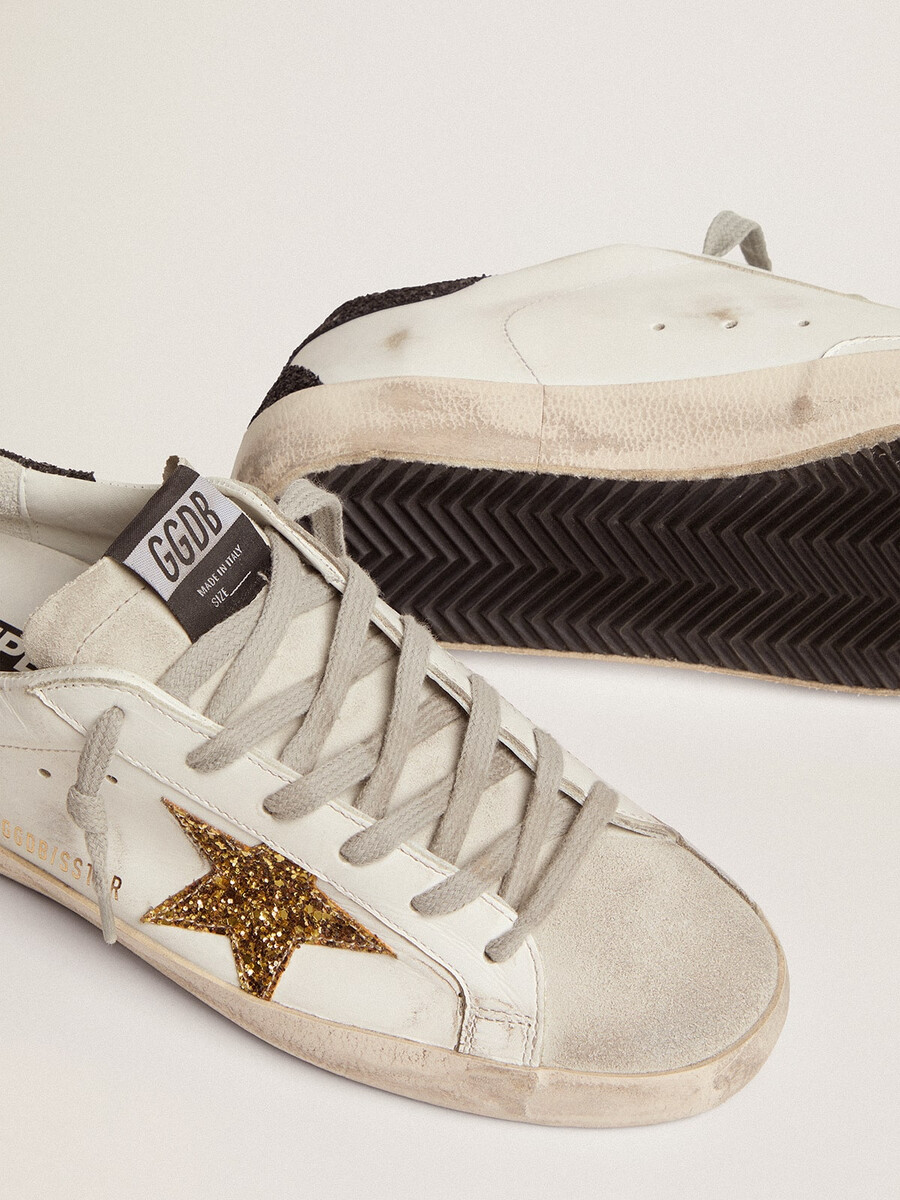 super-star damen-sandalen aus nappaleder mit goldenem glitzerstern und schwarzer glitzer-fersenlasche.