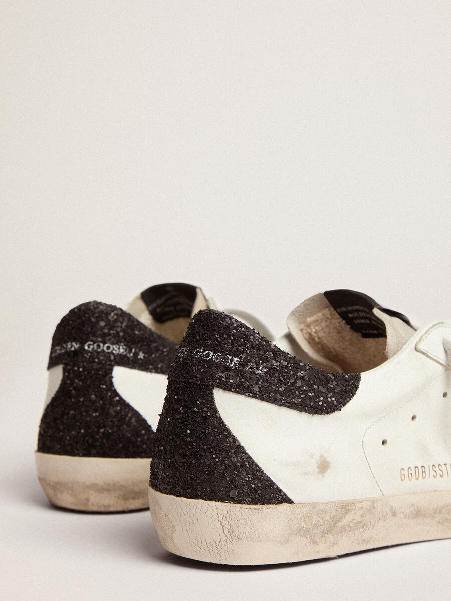 super-star damen-sandalen aus nappaleder mit goldenem glitzerstern und schwarzer glitzer-fersenlasche.