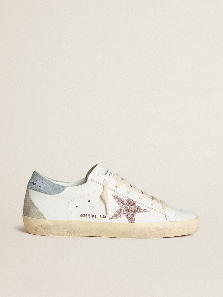 super-star ltd damenschuh mit mehrfarbigem glitzerstern und fersenlasche aus wildleder.