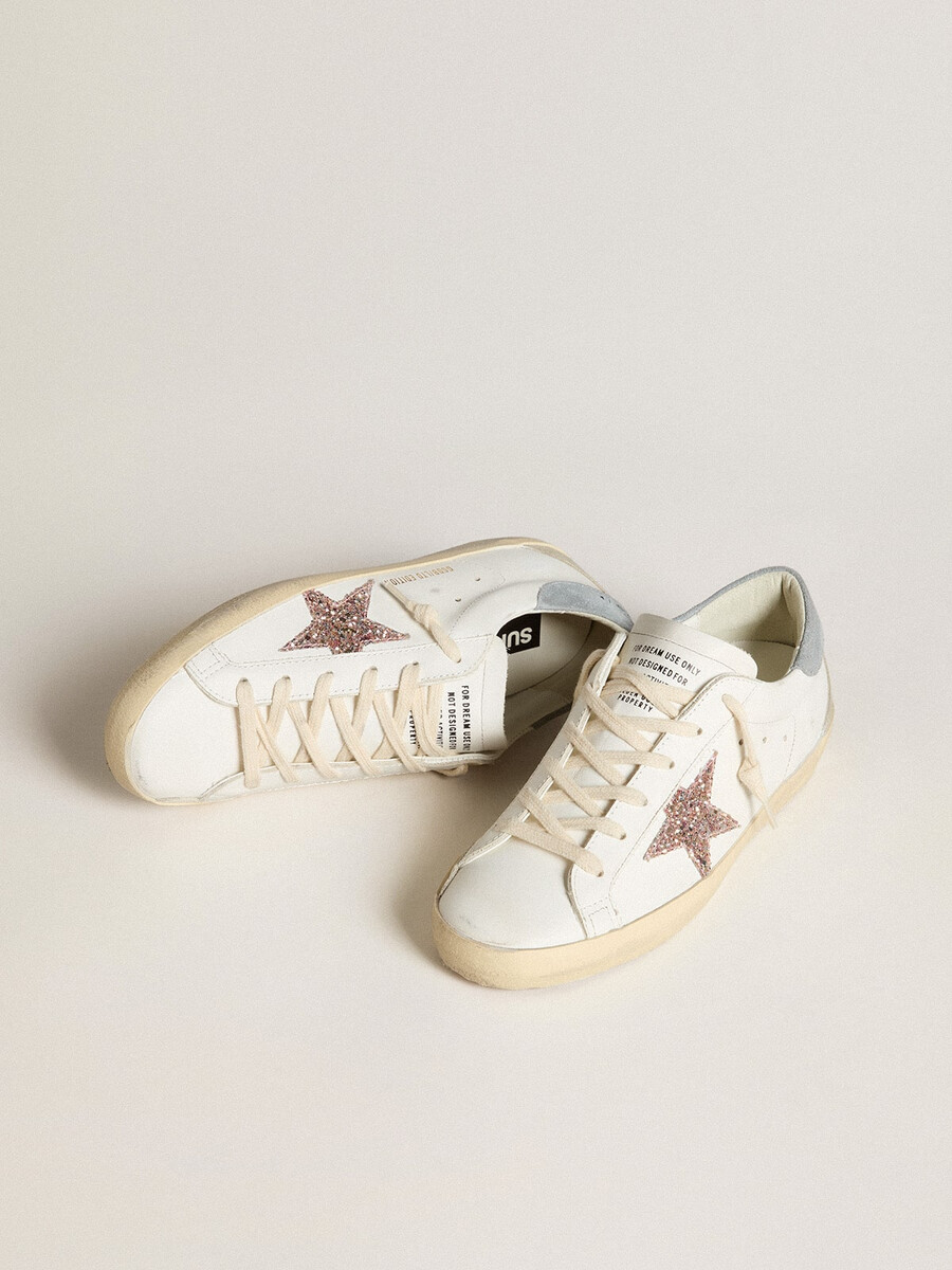 super-star ltd damenschuh mit mehrfarbigem glitzerstern und fersenlasche aus wildleder.