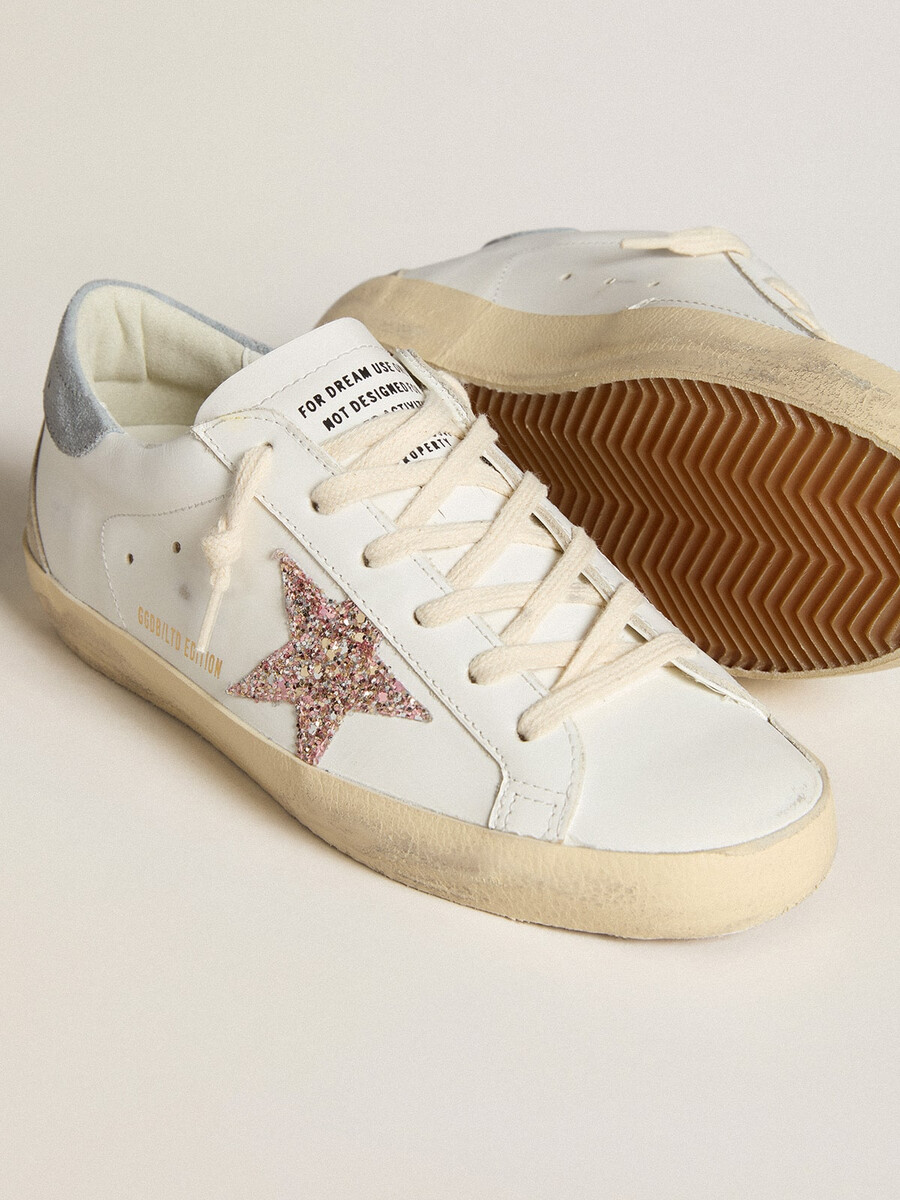 super-star ltd damenschuh mit mehrfarbigem glitzerstern und fersenlasche aus wildleder.