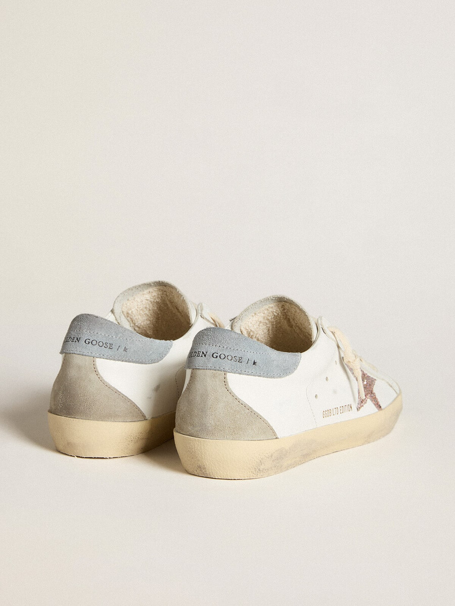 super-star ltd damenschuh mit mehrfarbigem glitzerstern und fersenlasche aus wildleder.