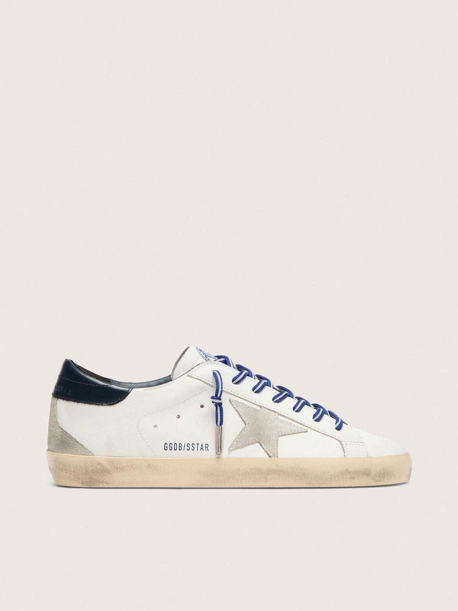 der vom tennis inspirierte damen-sneaker super-star ltd aus weißem leder mit wildlederstern und blauer leder-fersenlasche