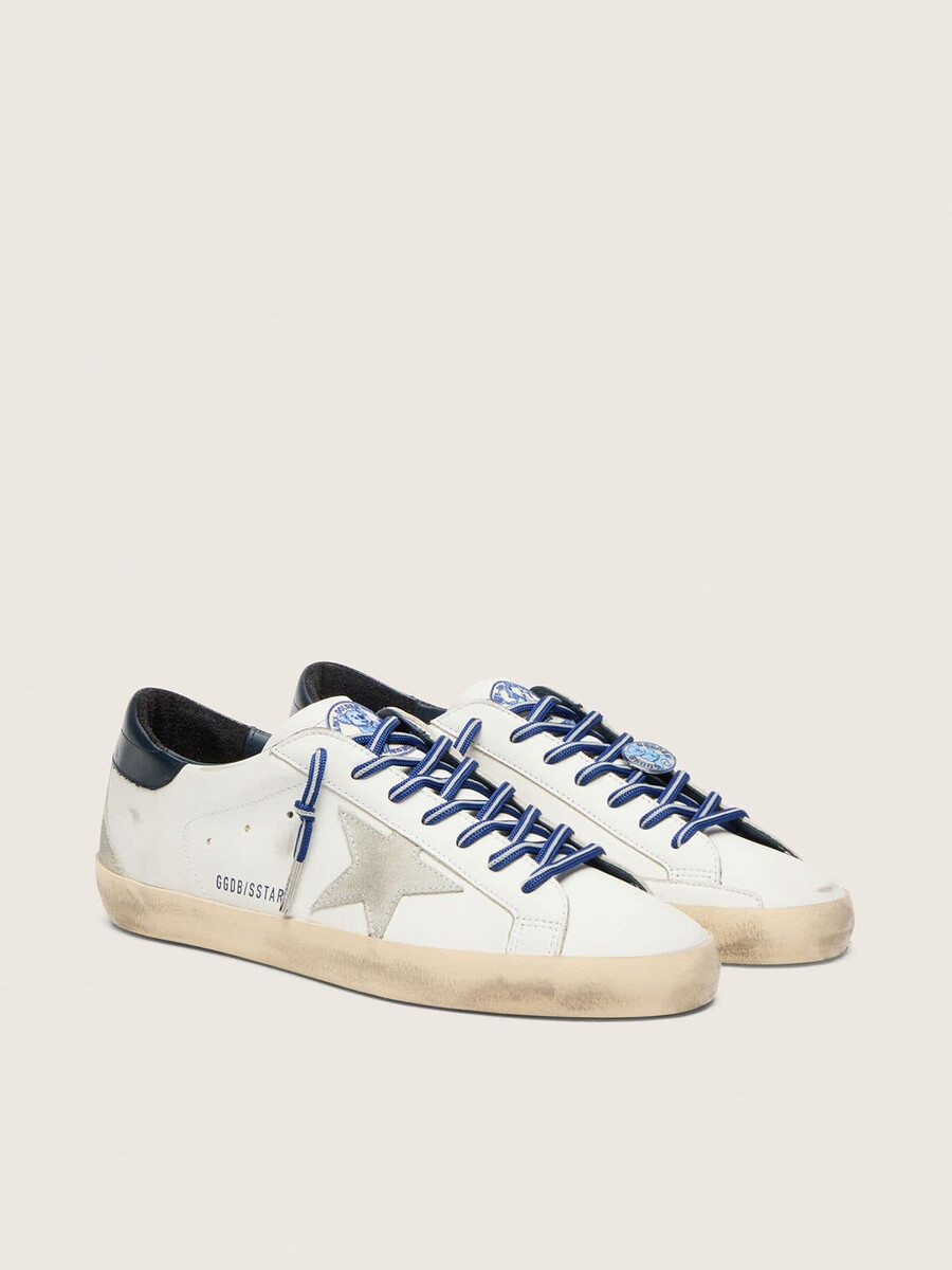 der vom tennis inspirierte damen-sneaker super-star ltd aus weißem leder mit wildlederstern und blauer leder-fersenlasche