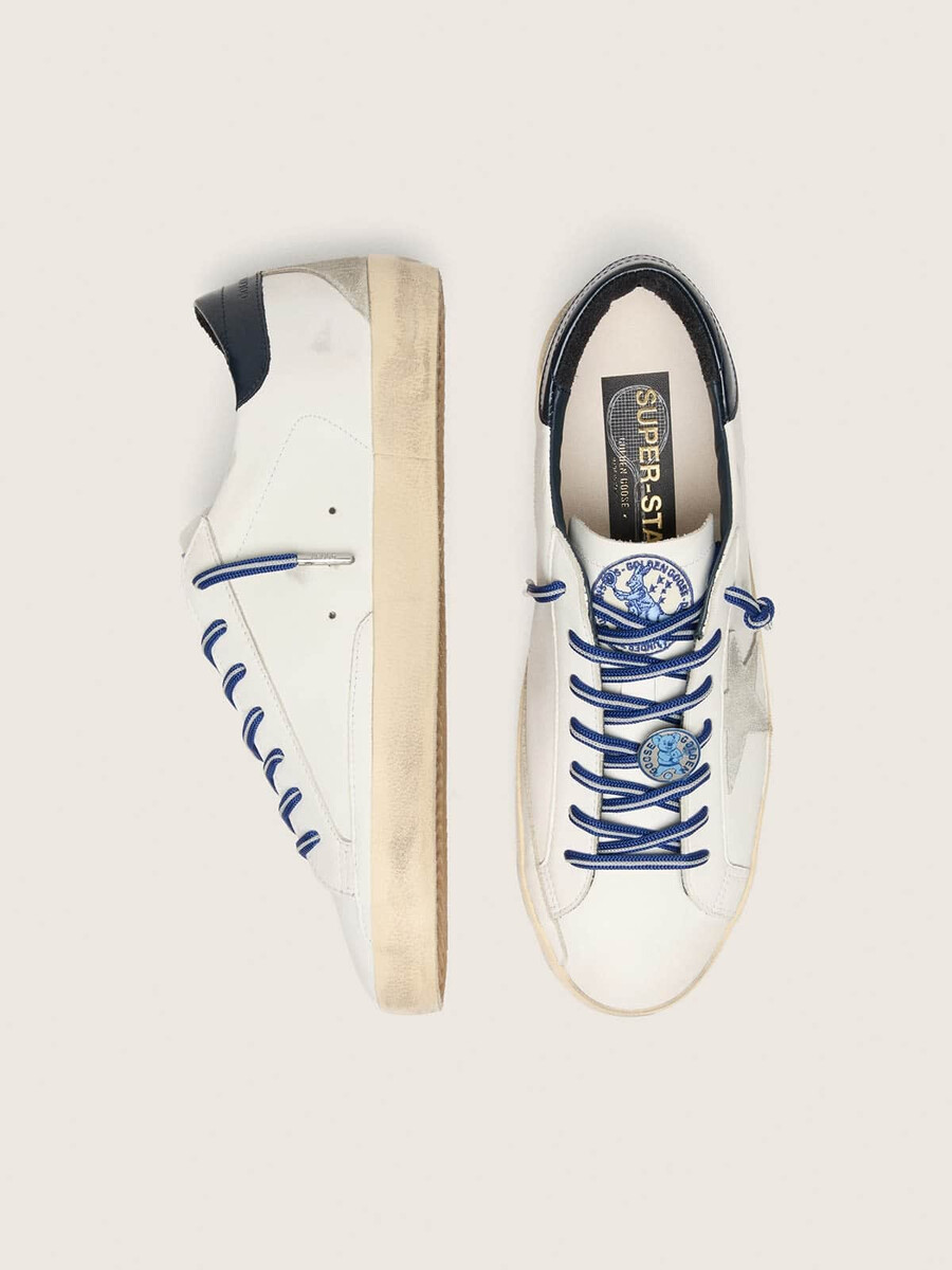 der vom tennis inspirierte damen-sneaker super-star ltd aus weißem leder mit wildlederstern und blauer leder-fersenlasche