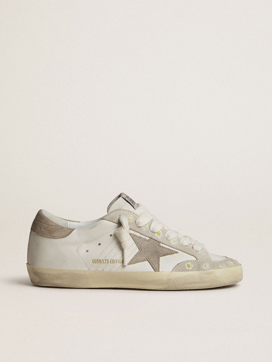 super-star ltd damenschuh mit beigefarbenem wildlederstern und fersenlasche sowie floraler stickerei