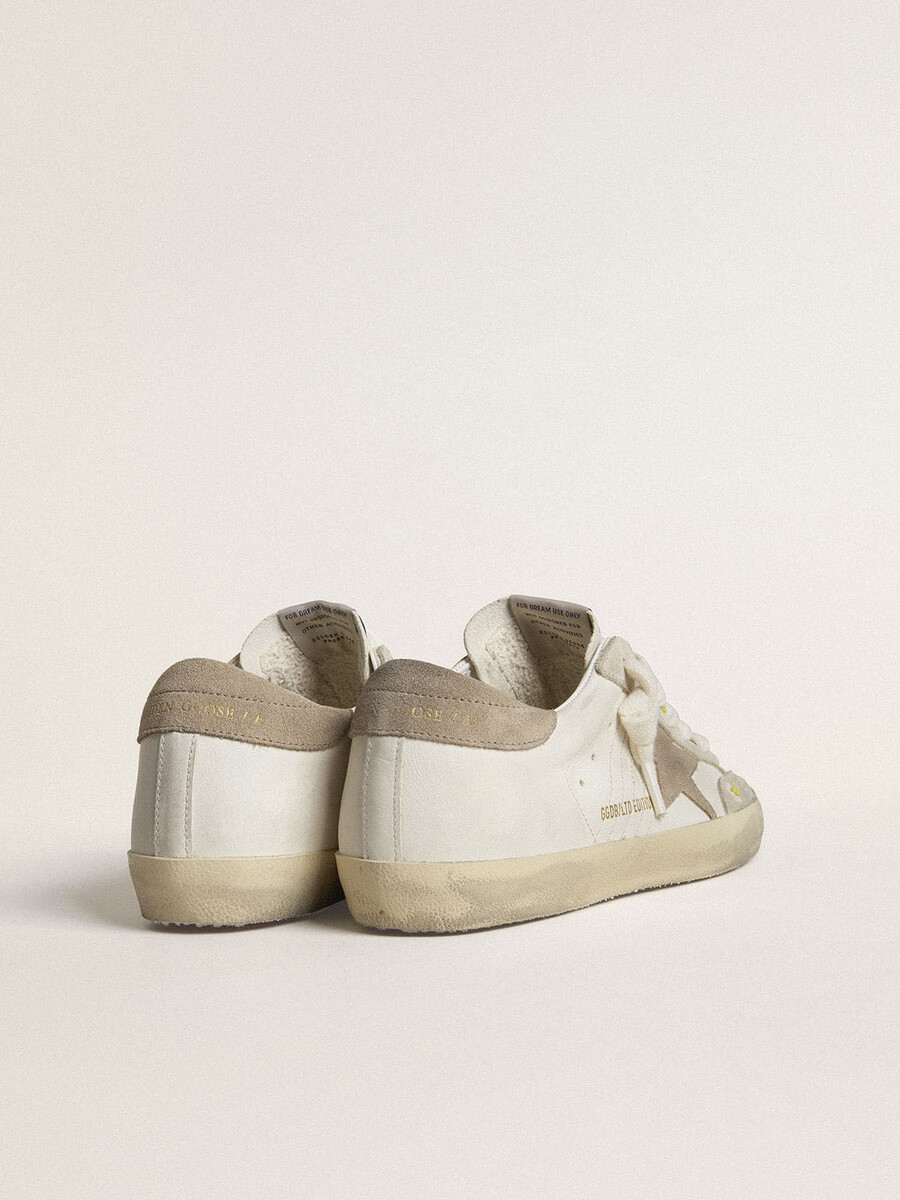 super-star ltd damenschuh mit beigefarbenem wildlederstern und fersenlasche sowie floraler stickerei