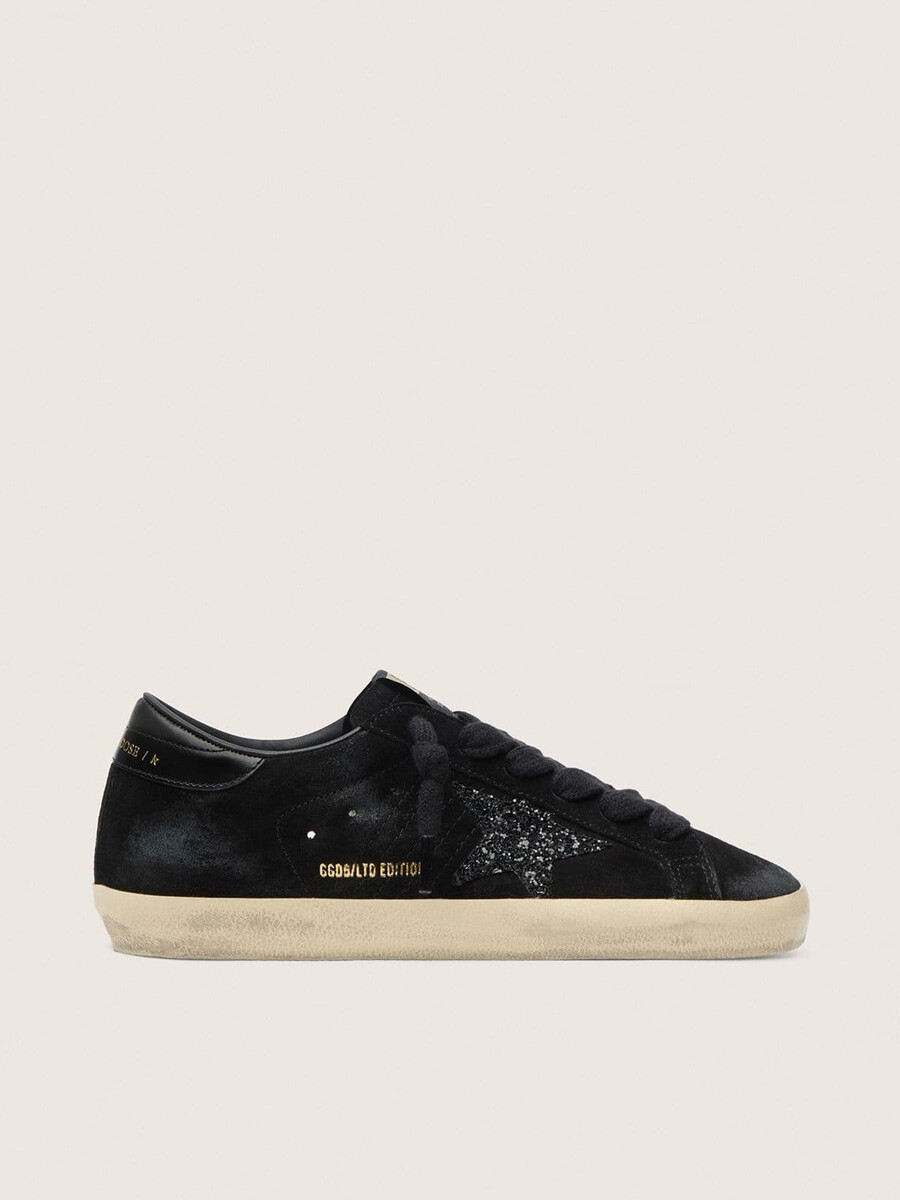 schwarzes wildledermodell super-star ltd für damen mit schwarzem glitzerstern und schwarzer leder-fersenlasche.