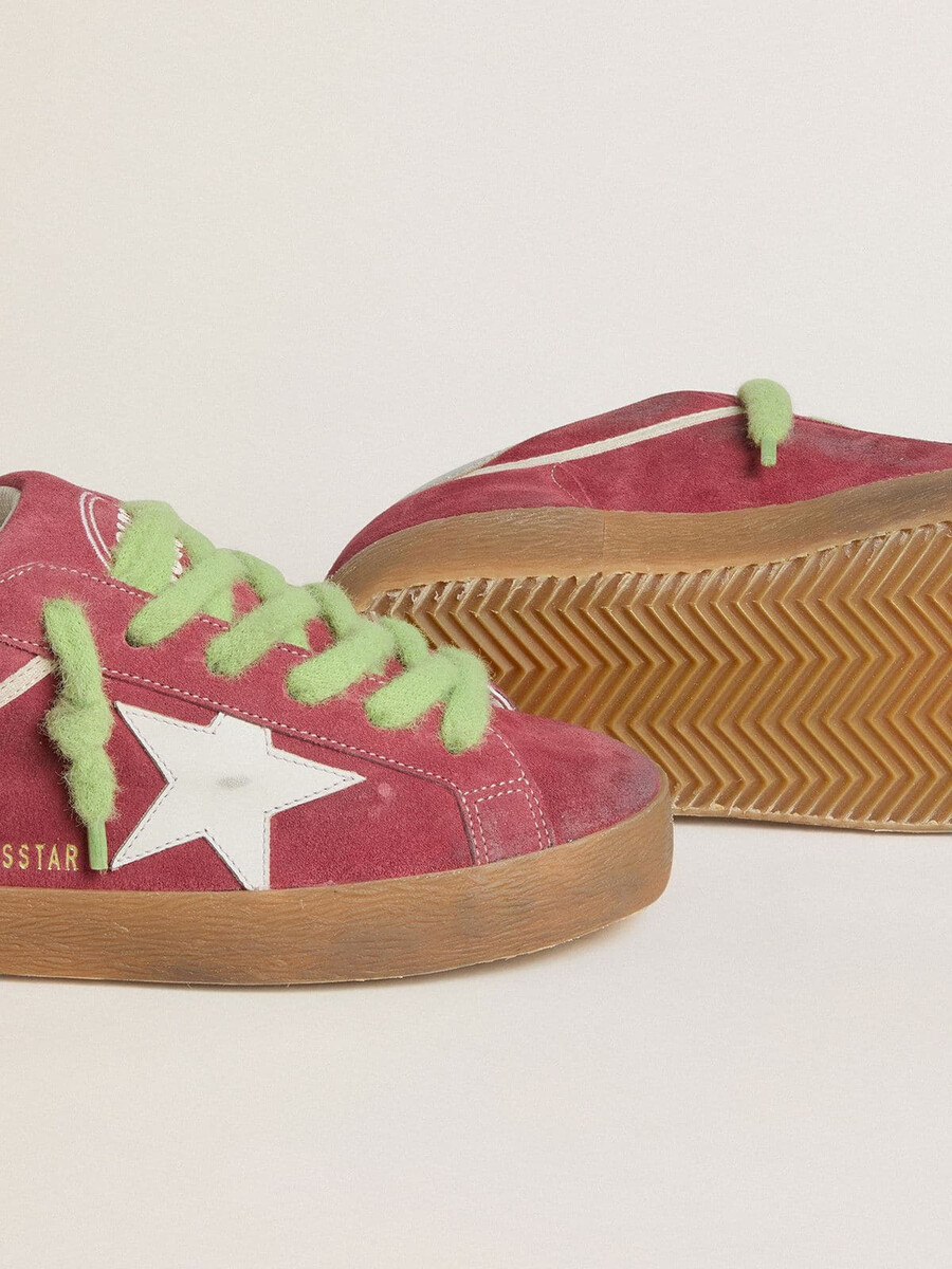 damen-super-star aus rotem wildleder mit weißem lederstern und silberner leder-fersenlasche.
