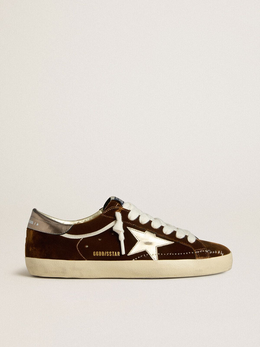 super-star damenschuh aus cognacfarbenem samt mit stern und fersenlasche aus metallic-leder.