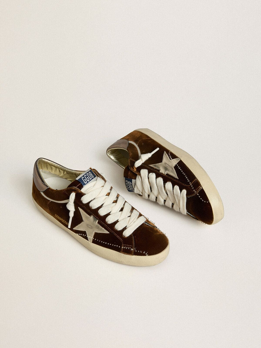 super-star damenschuh aus cognacfarbenem samt mit stern und fersenlasche aus metallic-leder.