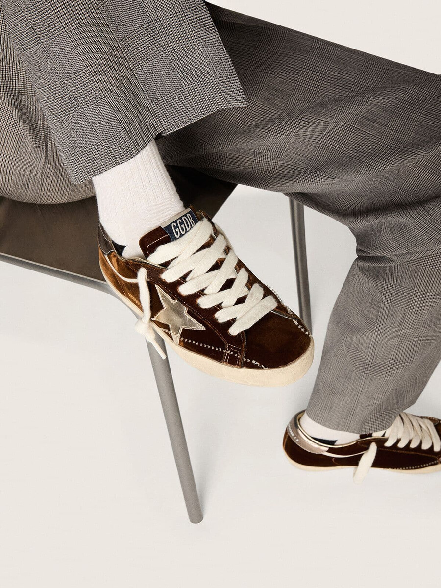 super-star damenschuh aus cognacfarbenem samt mit stern und fersenlasche aus metallic-leder.