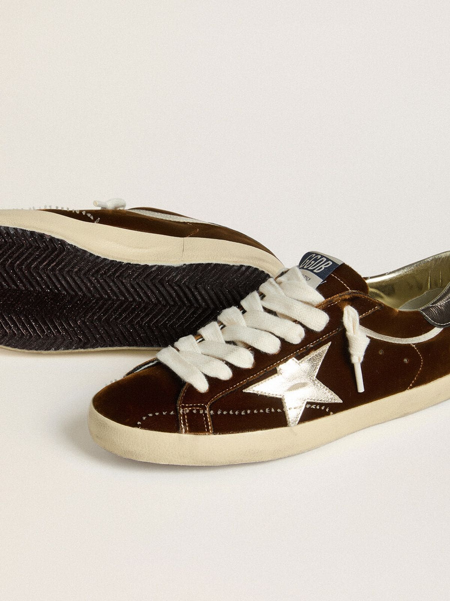 super-star damenschuh aus cognacfarbenem samt mit stern und fersenlasche aus metallic-leder.