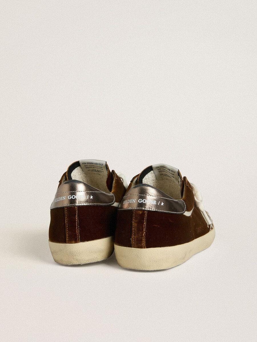 super-star damenschuh aus cognacfarbenem samt mit stern und fersenlasche aus metallic-leder.