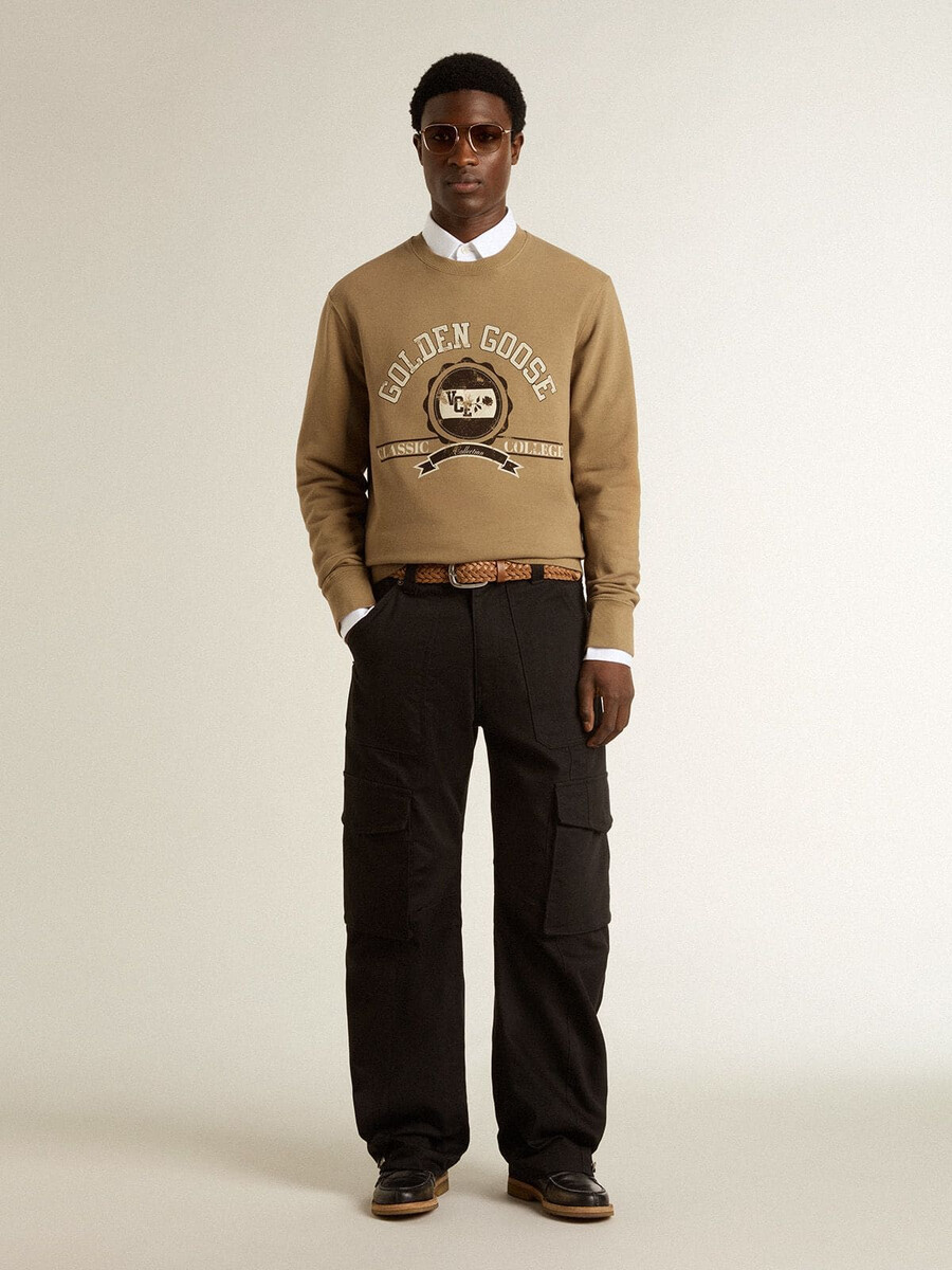 beigefarbenes herren-sweatshirt aus baumwolle mit aufdruck auf der vorderseite
