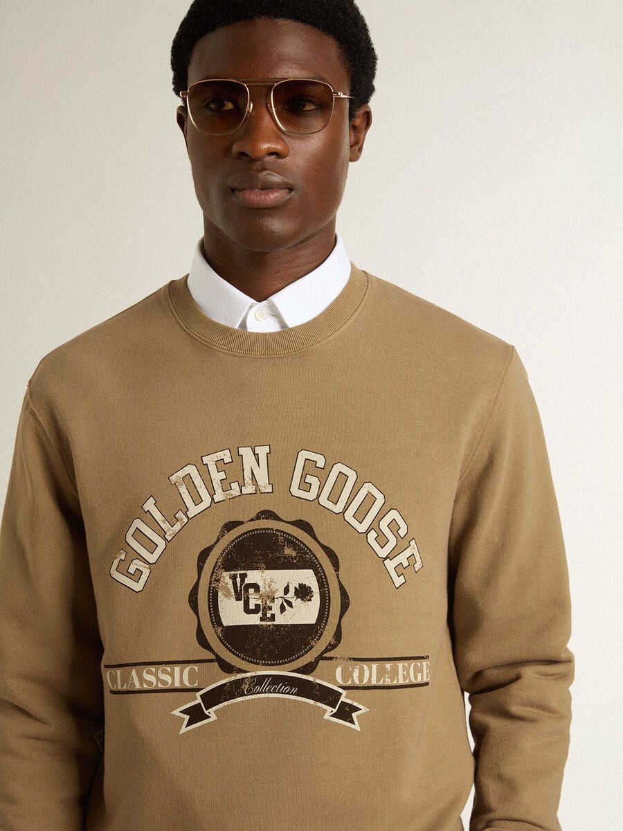 beigefarbenes herren-sweatshirt aus baumwolle mit aufdruck auf der vorderseite