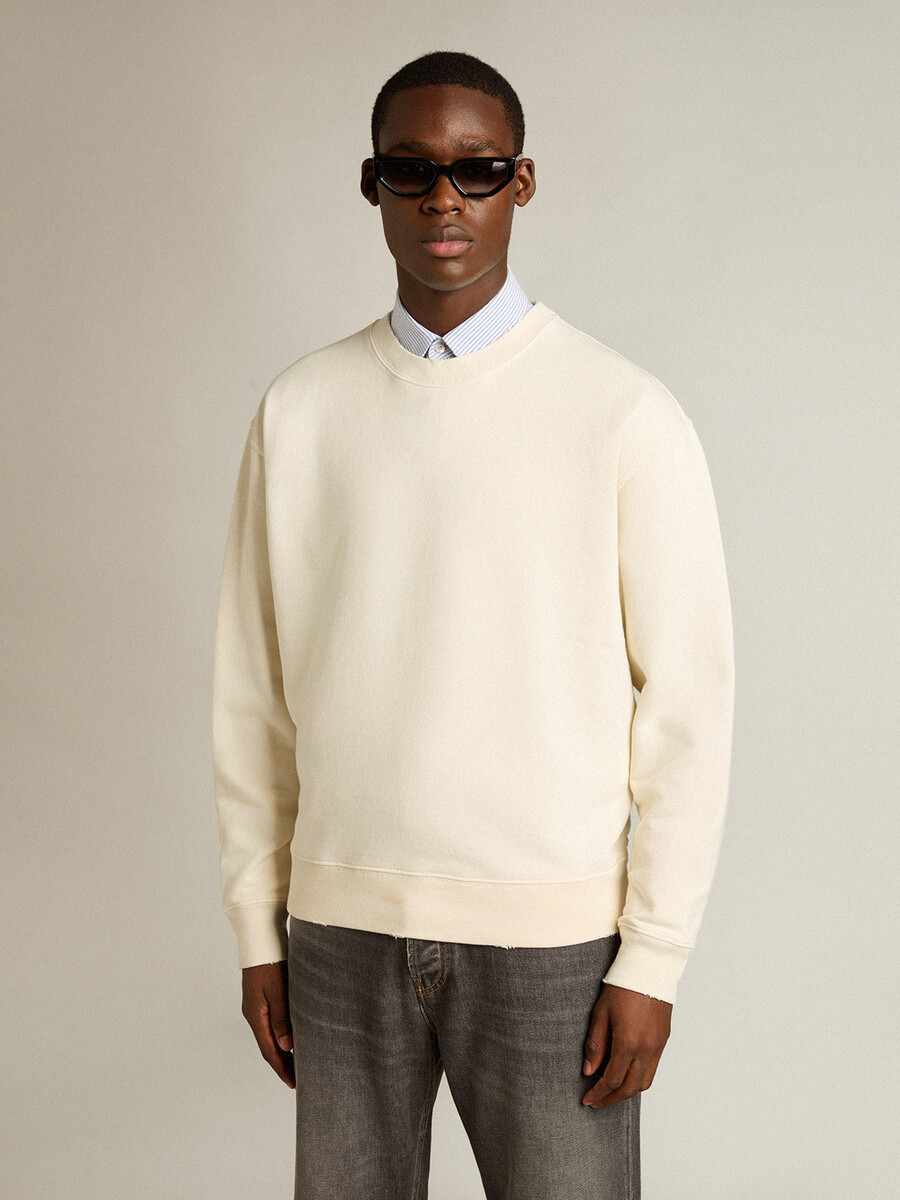 sweatshirt in gealtertem weiß mit umgekehrtem logo auf dem rücken – jersey capsule