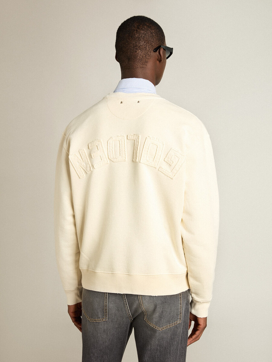 sweatshirt in gealtertem weiß mit umgekehrtem logo auf dem rücken – jersey capsule