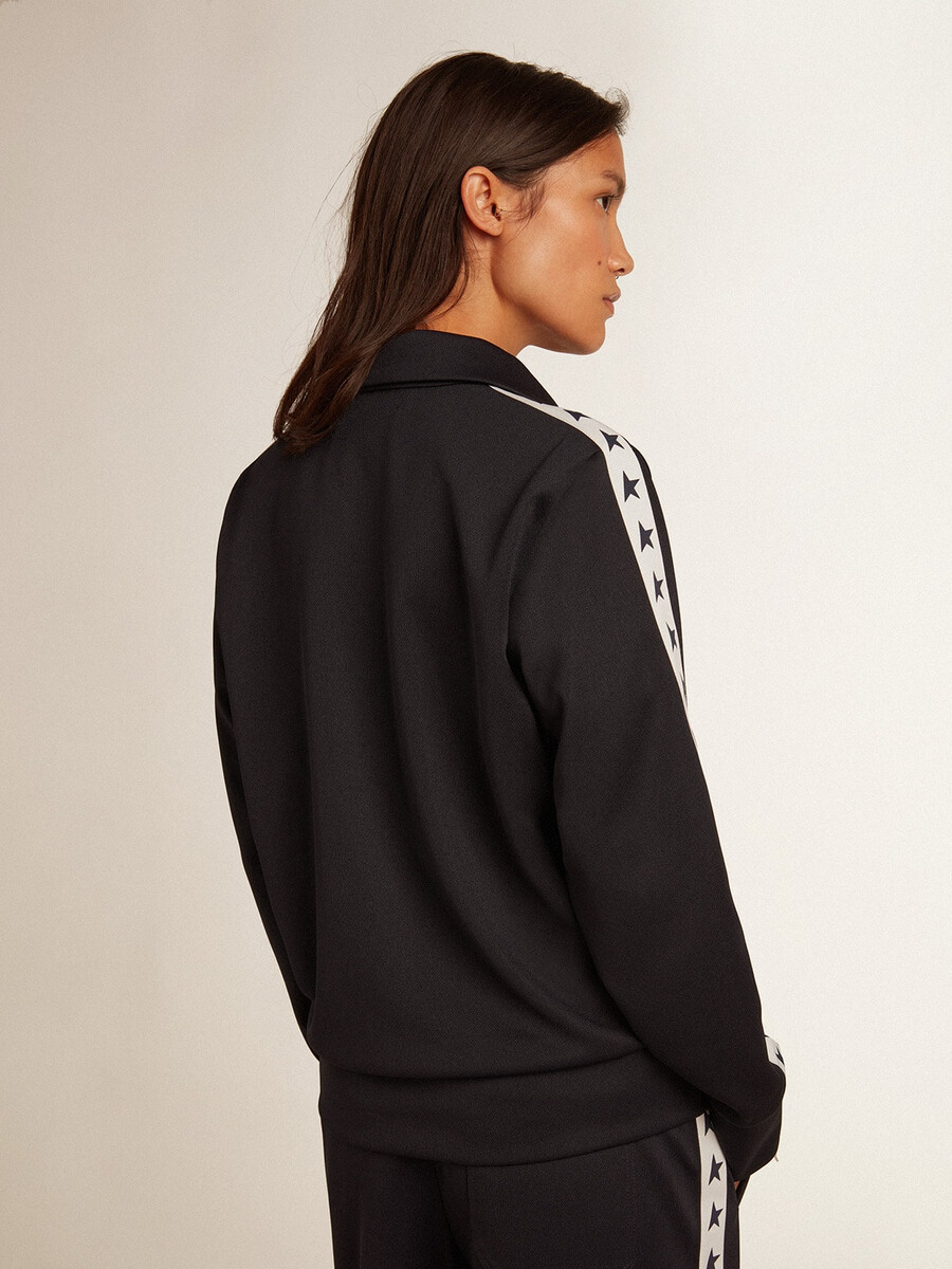 dunkelblaues sweatshirt mit reißverschluss weißem streifen und kontrastierenden sternen