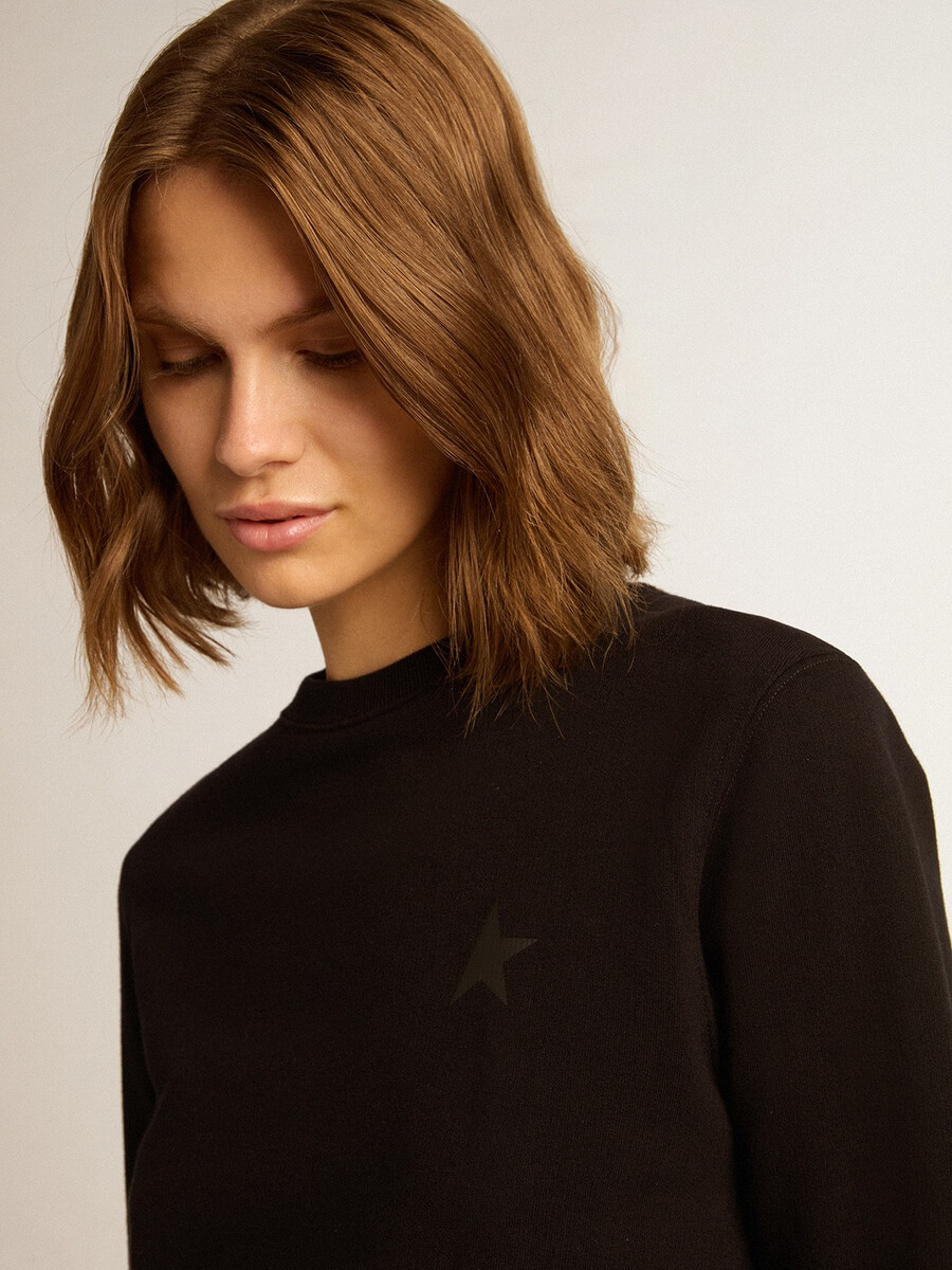 schwarzes sweatshirt aus der athena star kollektion mit ton-in-ton-stern auf der vorderseite